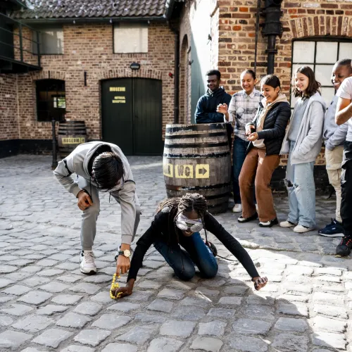 Scholen testen de 'beer goggles' in het Jenevermuseum tijdens de Alcohol en zo workshop (Foto: Boumediene Belbachir)