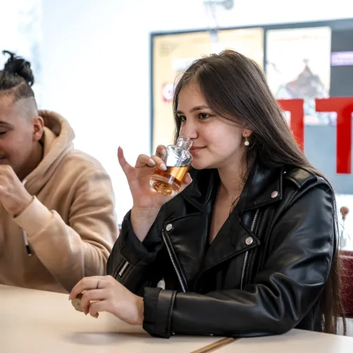Jongeren proberen verschillende aroma's te herkennen tijdens de Alcohol en zo workshop (Foto: Boumediene Belbachir)