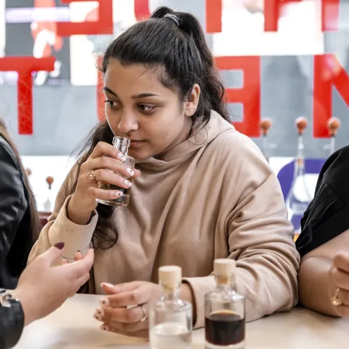 Jongeren proberen verschillende aroma's te herkennen tijdens de Alcohol en zo workshop (Foto: Boumediene Belbachir)