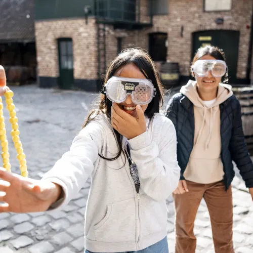 Scholen testen de 'beer goggles' in het Jenevermuseum tijdens de Alcohol en zo workshop (Foto: Boumediene Belbachir)