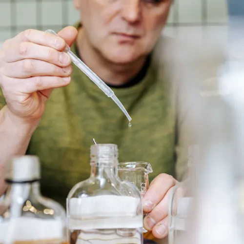 Maak je eigen jenever in het Jenevermuseum