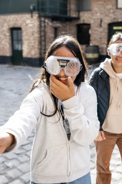 Scholen testen de 'beer goggles' in het Jenevermuseum tijdens de Alcohol en zo workshop (Foto: Boumediene Belbachir)