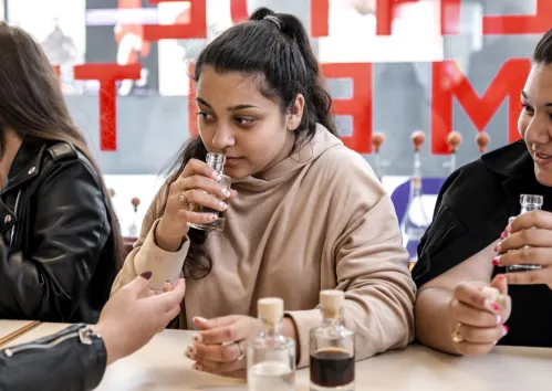 Jongeren proberen verschillende aroma's te herkennen tijdens de Alcohol en zo workshop (Foto: Boumediene Belbachir)