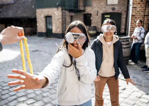 Scholen testen de 'beer goggles' in het Jenevermuseum tijdens de Alcohol en zo workshop (Foto: Boumediene Belbachir)