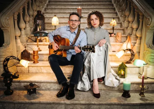 Tim Finoulst en Kim Versteynen in een sfeervolle setting