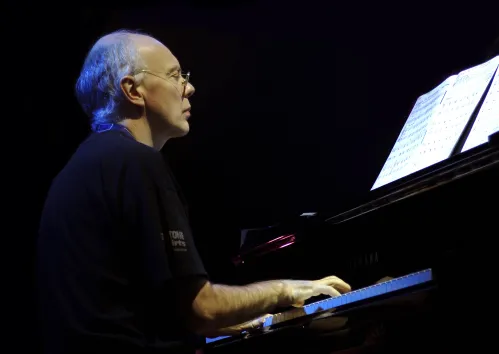 Charles Loos aan de piano