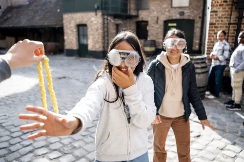 Scholen testen de 'beer goggles' in het Jenevermuseum tijdens de Alcohol en zo workshop (Foto: Boumediene Belbachir)